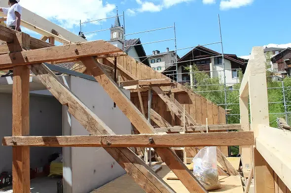 sichtbetonkern ist erstellt bis ins dachgeschoss. lukarne wird ins bestehende dach eingebaut.