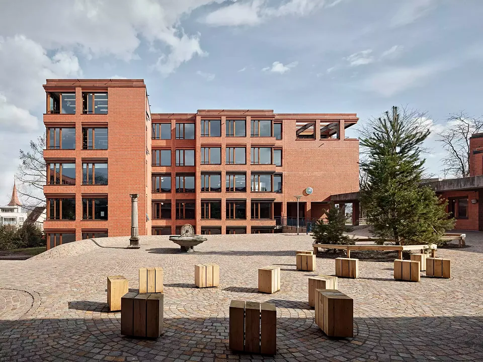 Schulhaus Röhrliberg I, Anbau West und Aufstockung, Transformation Hof