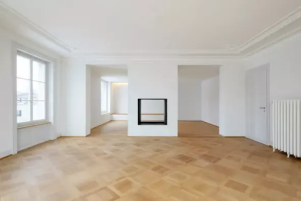 Foto: Beat Bühler Zürich. Wohnbereich im Erdgeschoss mit Durchblick in den Anbau.