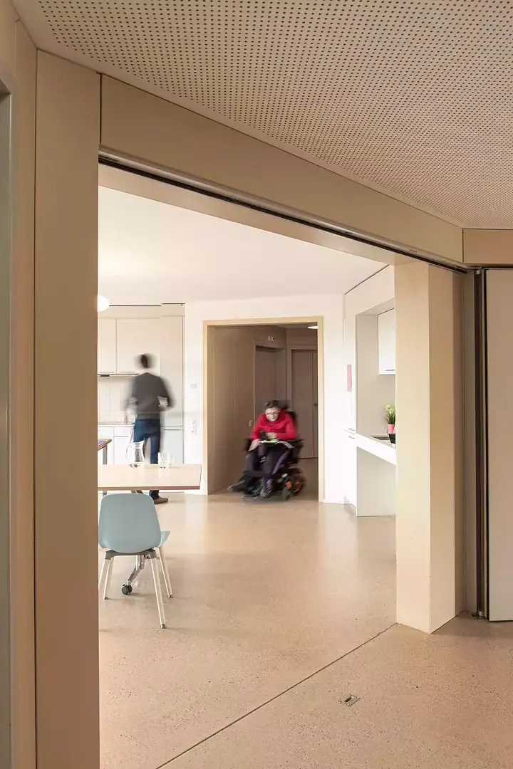 L'espace de la salle à manger permet aux résidents de transiter sans perturber son usage