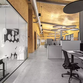 Installation de bureaux et de vestiaires dans un entrepôt des CFF