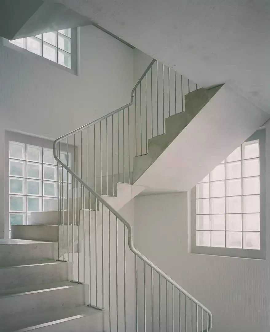 Cage d'escalier inondée de lumière