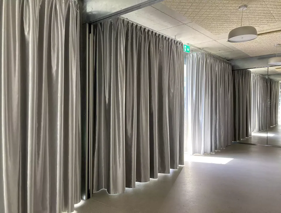 Fenstermöbel Vorhang geschlossen