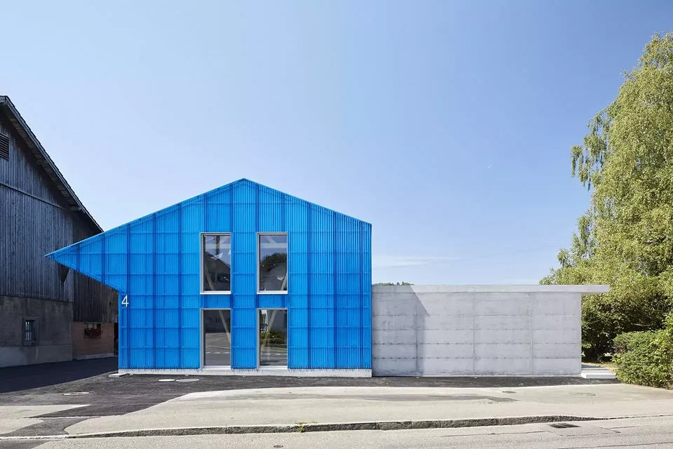 Conversion de la grange aux immeubles de bureaux et commerciaux