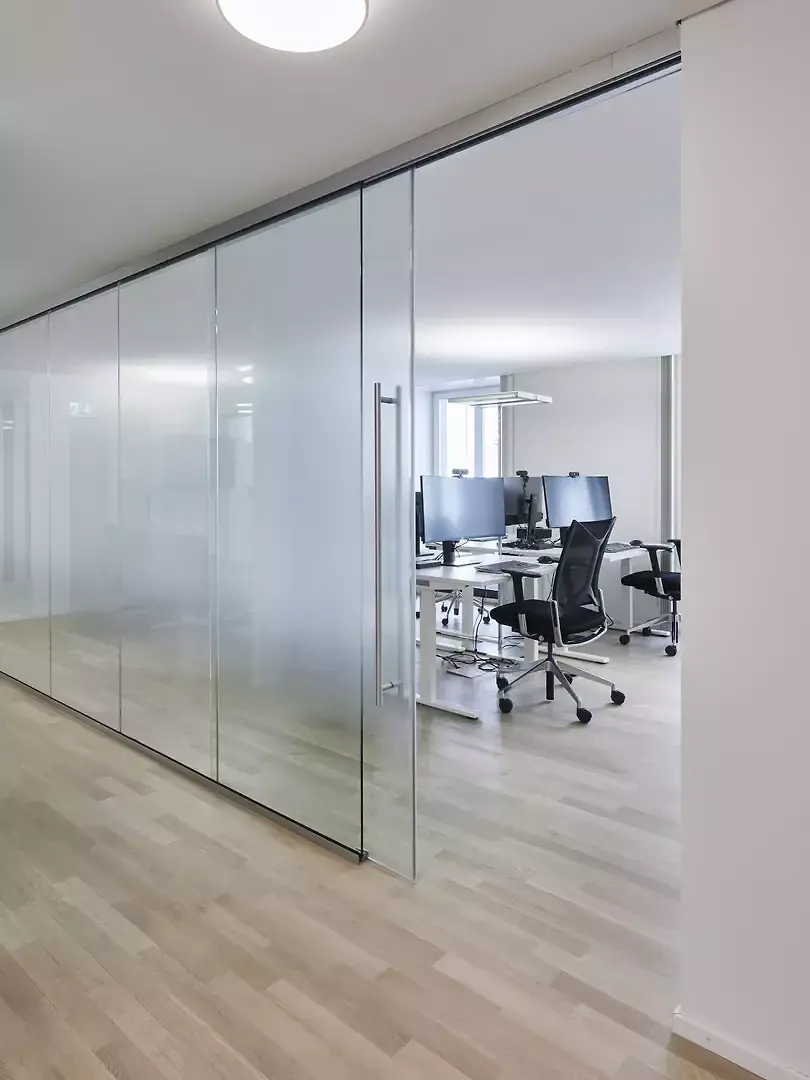 Blick in zu den Arbeitsplätzen