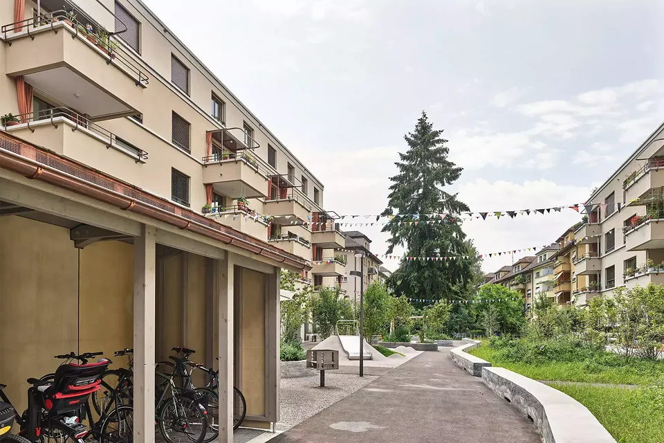 Übergreiffender Innenhof mit Nachbarsparzelle