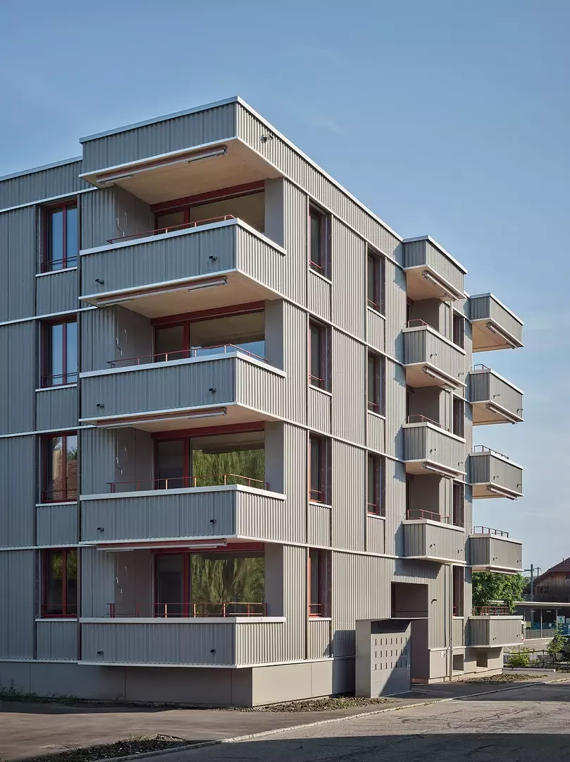 Fassade Wellplatten und auskragenden Loggien