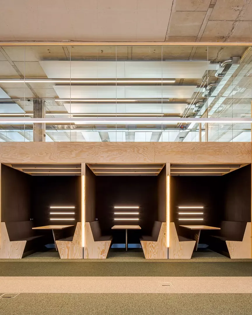 Booths im Erdgeschoss