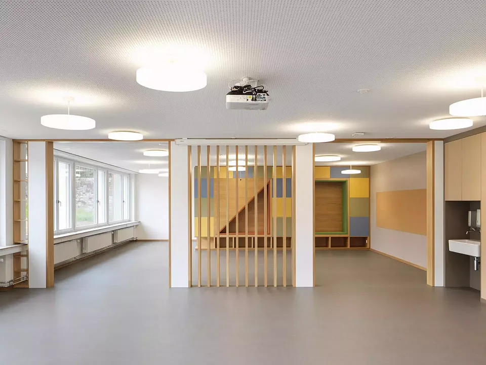 Jardin d'enfants – Structure transparente de l'espace et liberté de mouvement, aile sud étage du socle