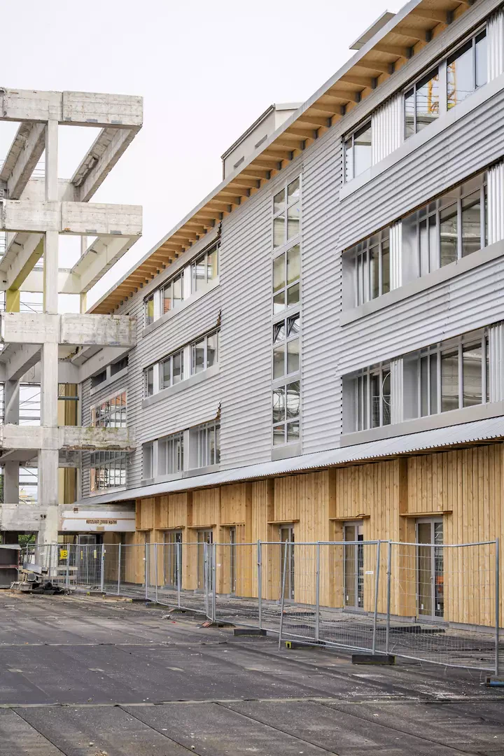 Auf der Rückseite begleitet das Gebäude die Werkgasse über die ganze Länge und etabliert einen Dialog mit dem benachbarten Wohnhof.
