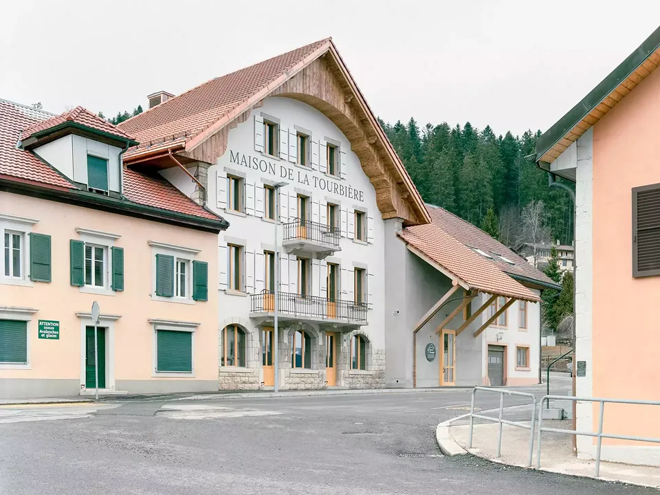 Façade côté rue depuis le centre du village