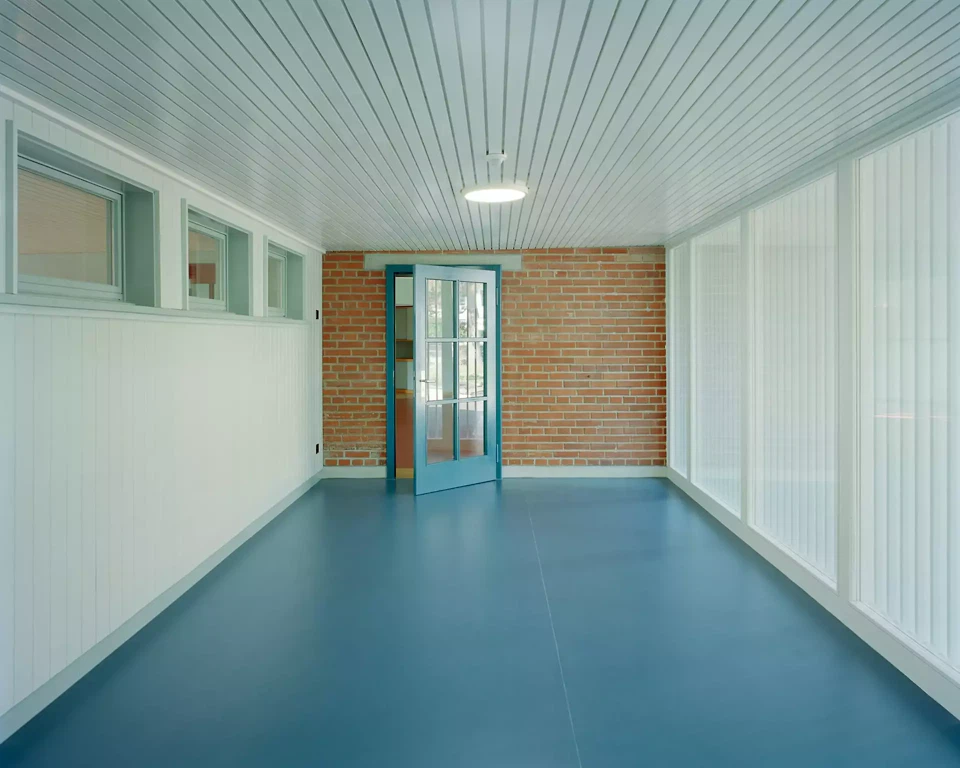 Die Sichtbacksteinwand verrät die frühere Nutzung der Garderobe als Aussenraum.