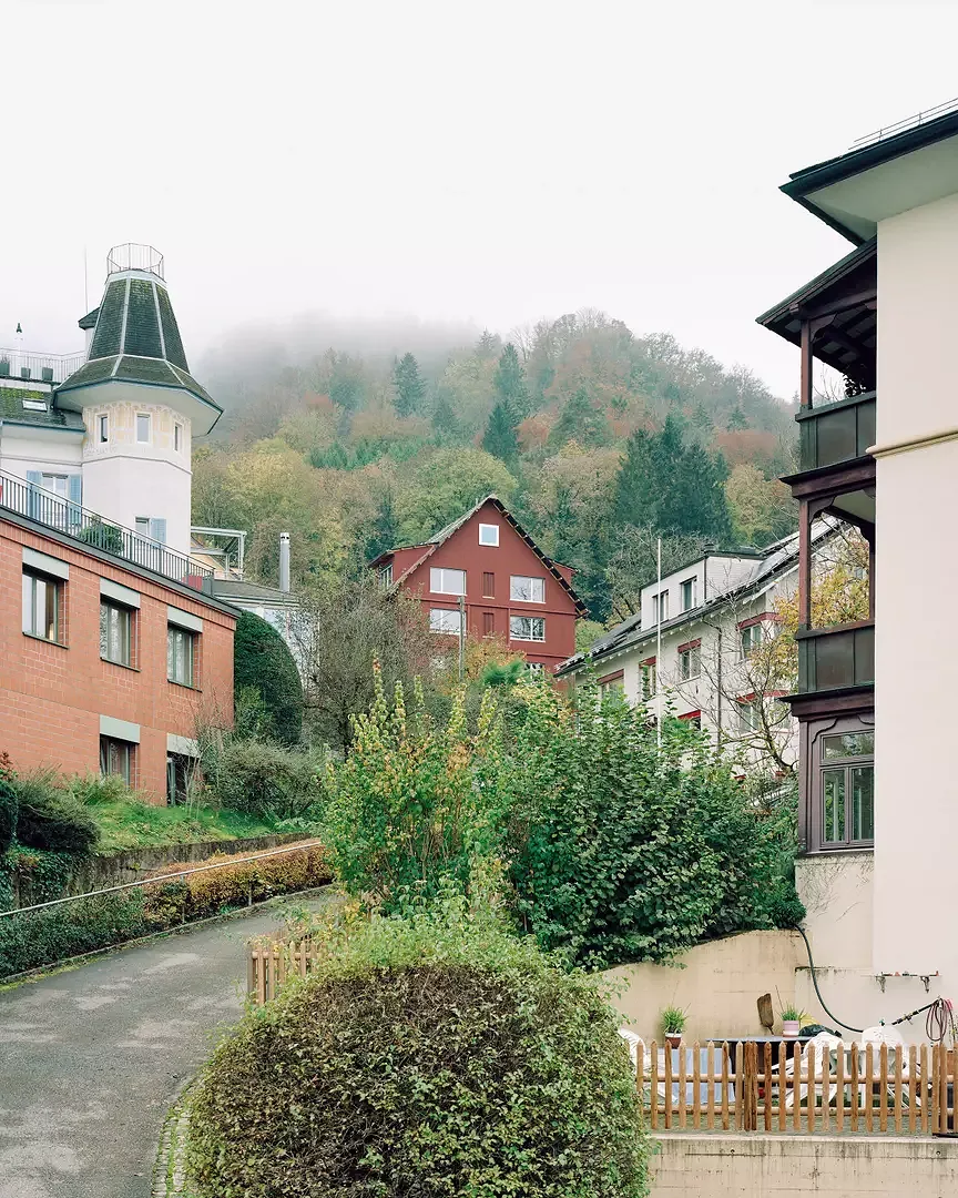 Die stadtseitige Fassade orientiert sich an den Massstäben der umliegenden Bebauung.