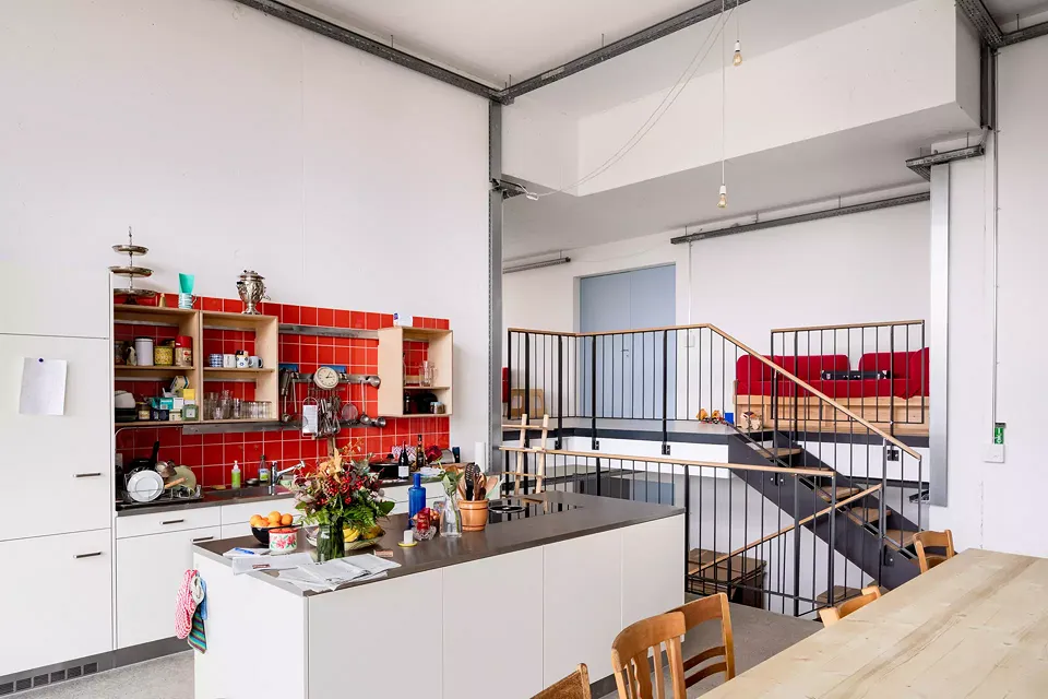 Aperçu de l’espace cuisine d’une grande colocation,  où vivent actuellement onze personnes.