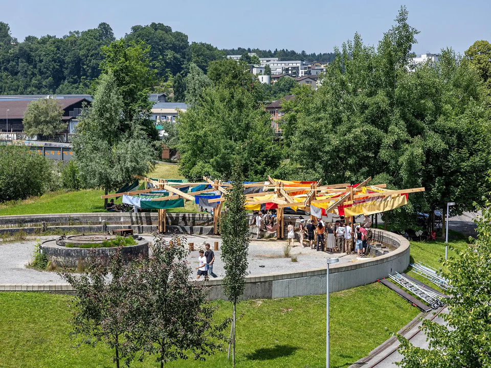 Die fertige Struktur im ehemaligen Klärbecken in Emmenbrücke ist charakterisiert durch ein Spiel aus Struktur, Bewegung und Licht.