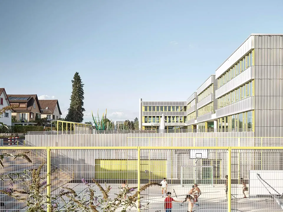 Aussensportplatz und Blick entlang Gebäude 