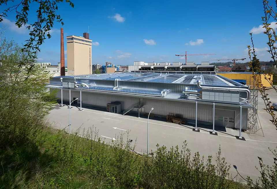 Extérieur de la halle bleue de Bluefactory
