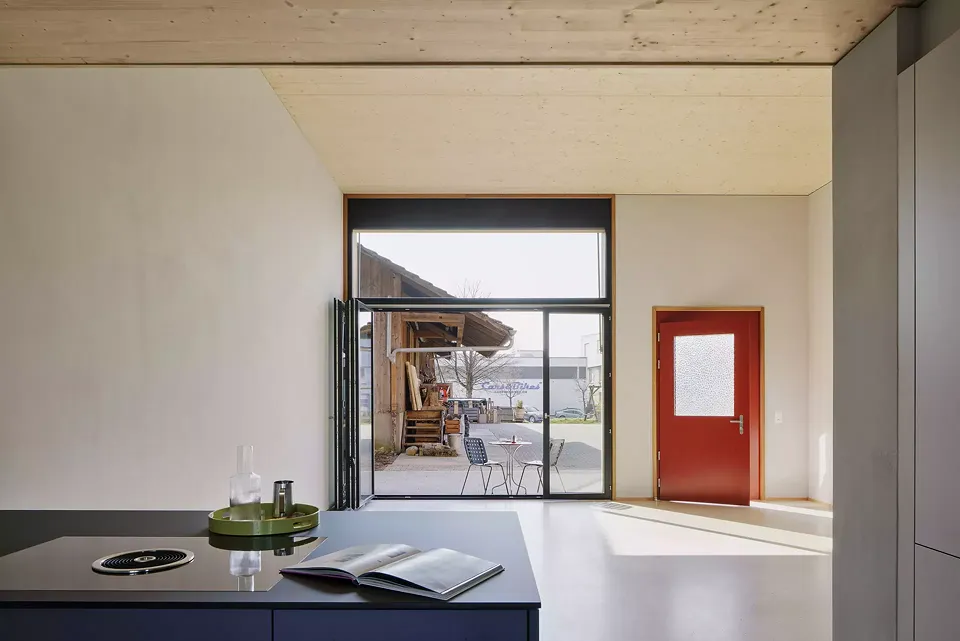 Les appartements possèdent des salons  et des halls d’entrée surélevés par rapport au terrain, à partir desquels les utilisateur·rice·s accèdent à la terrasse commune.