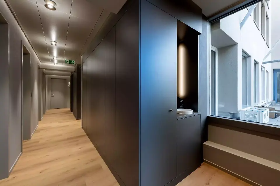 Lavabo für die Mitarbeiter in geschützter Zone