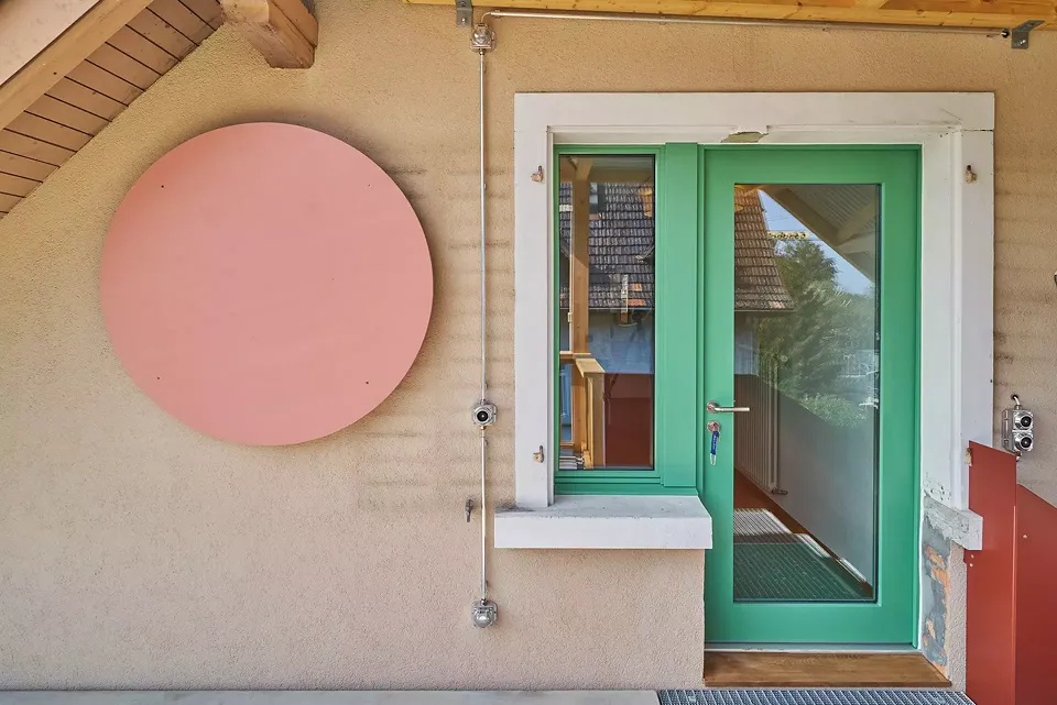 Les découpes du revêtement de la coursive comme éléments de décoration