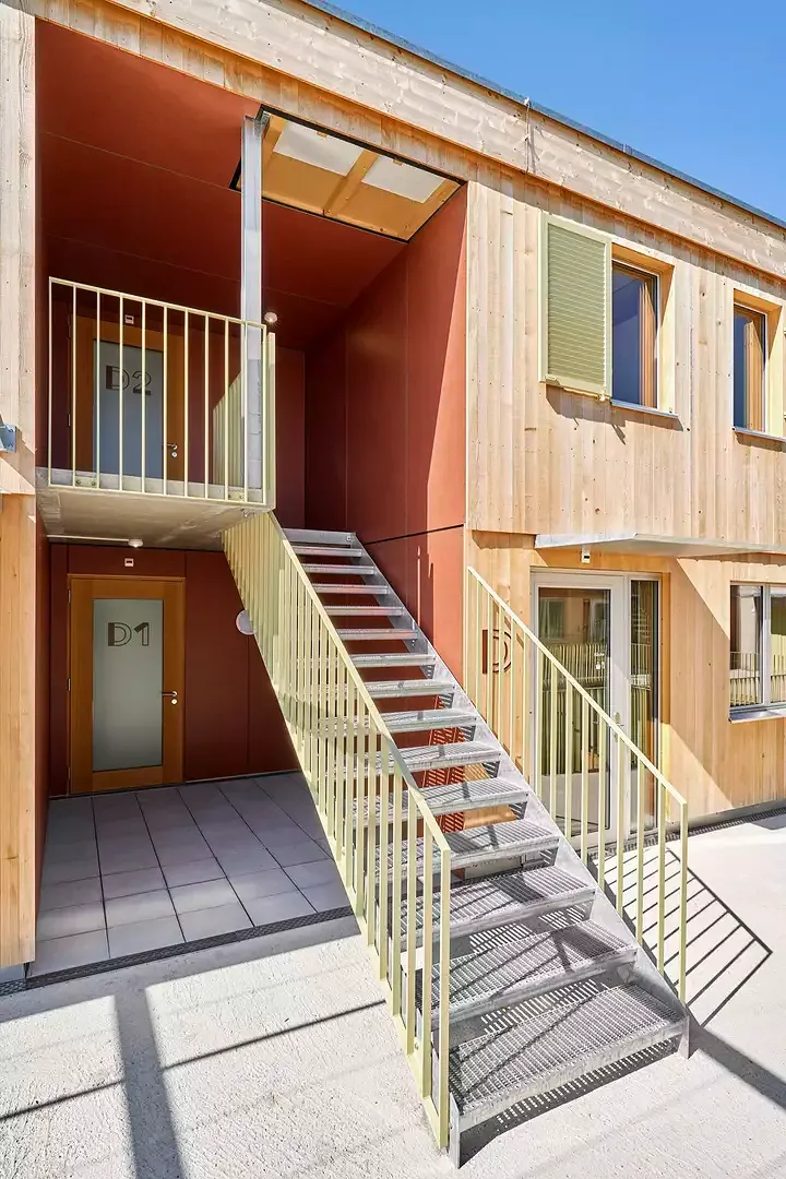 Les accès colorés à la terrasse ou  à l’étage avec les unités d’habitation sont revêtus de panneaux de fibrociment Eternit très résistants.