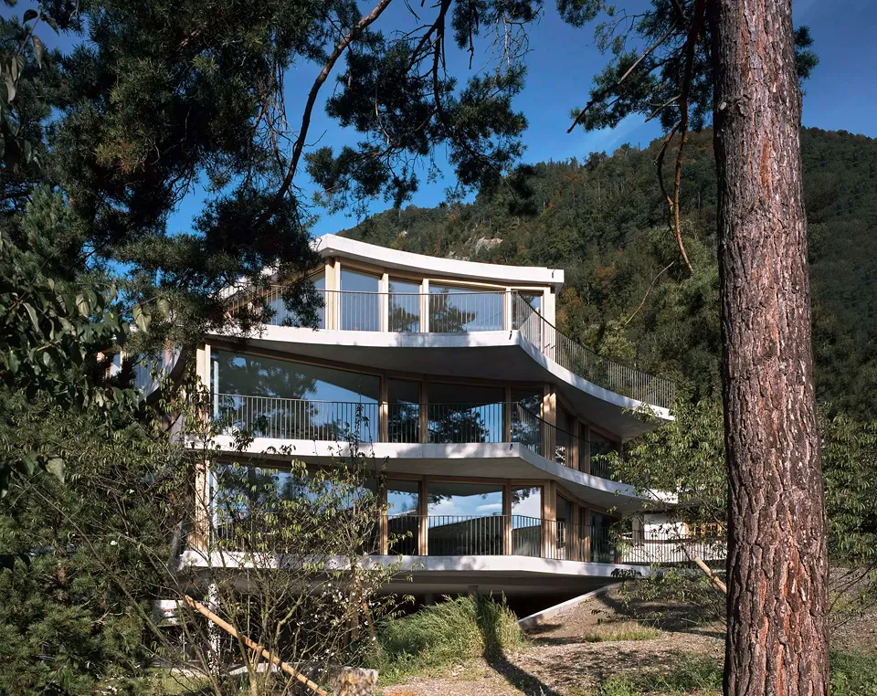 Das neue Wohnhaus, Blick vom Garten