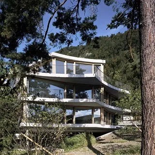 Habitation et maison en bois dans un ensemble