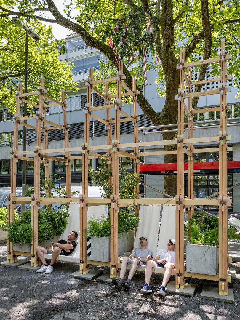 Zwischen duftenden Blumentrögen lädt die Struktur «Pilanseli» auf dem Inseli in Luzern zum Entspannen und Begegnen ein.