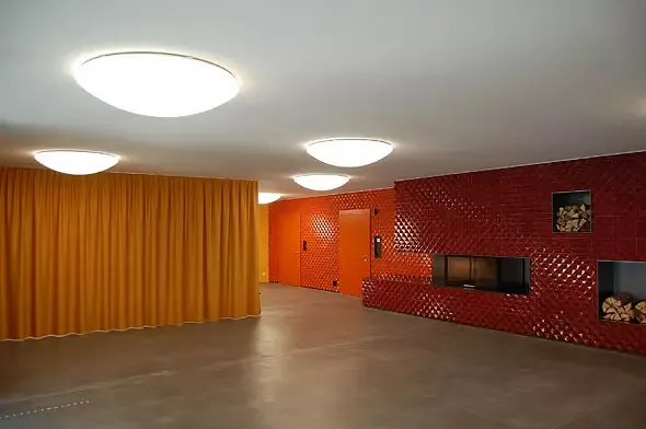 salle de commune avec cheminée