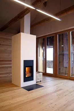 Das Atelier ist nur mit edem Holzhofen beheizt