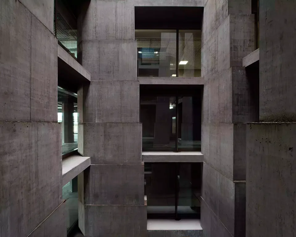 Das mystische Atrium  wird von vier Gruppen gestapelter Wandscheiben aufgespannt.