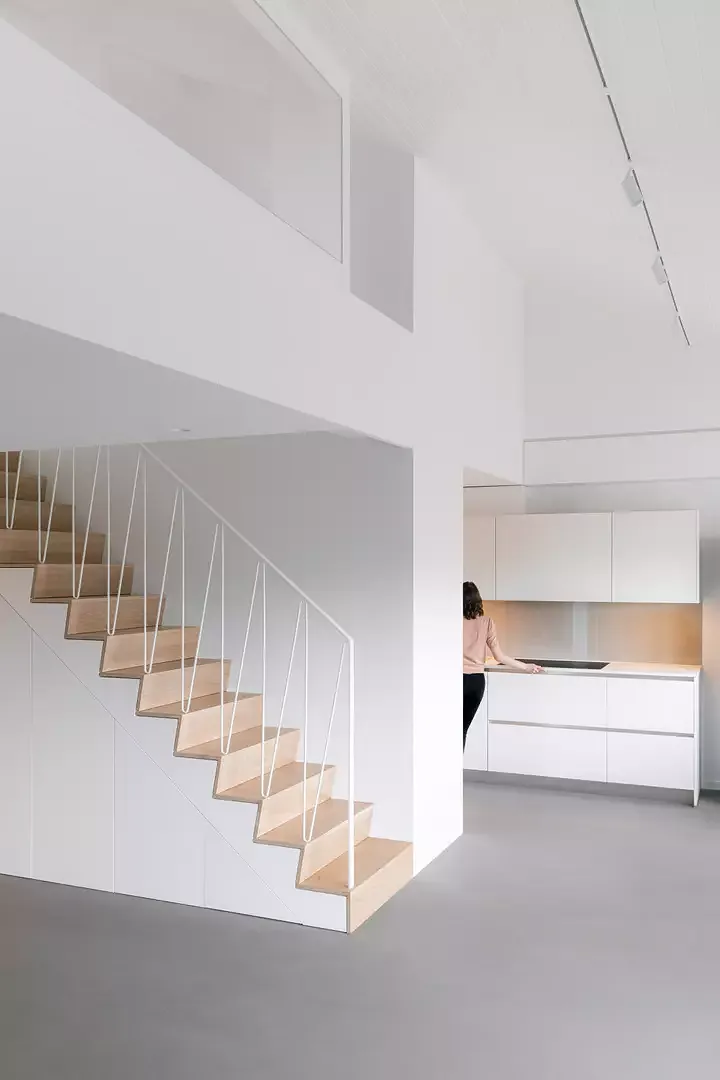 Double hauteur sur l'espace du salon
