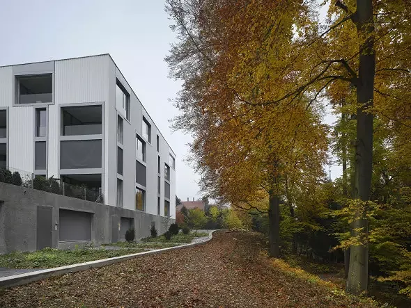 Zur Gartenseite hin wird ein Sockel ausgebildet, in welchem die Parkgarage sowie Ateliers untergebracht sind.