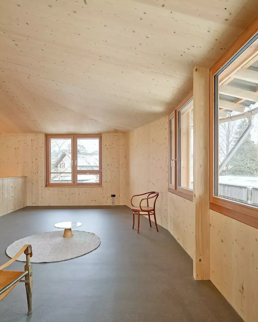 Das zeltartige Dach im Obergeschoss der Maisonette leitet den Blick in die umliegenden Gärten.