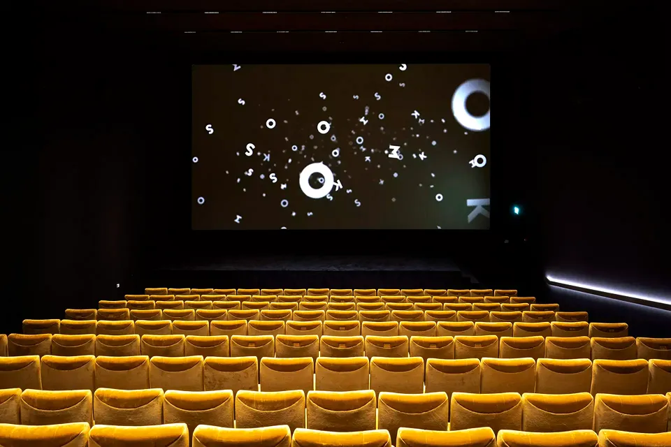 Les six salles de cinémas,  chacune de taille différente, sont entièrement revêtues de noir; les larges sièges en velours jaune assurent un confort visuel et  d’assise optimal.