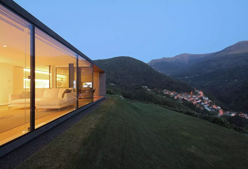 07_Montebar Villa - façade sud pendant la nuit