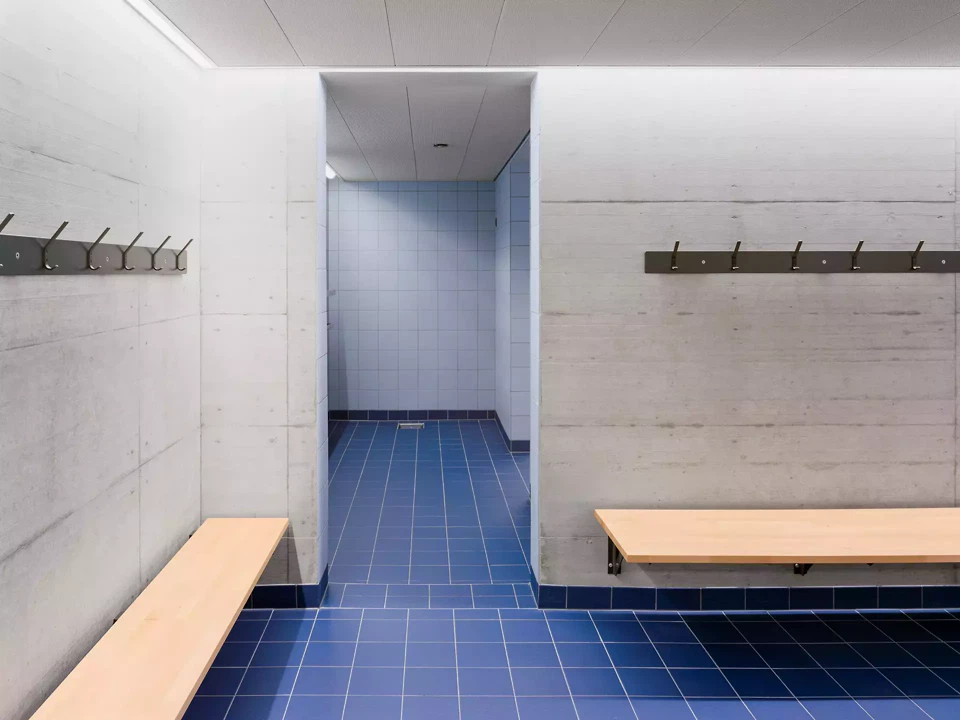 Garderobenräume mit robuster Materialisierung und bewusst reduziertem Materialeinsatz