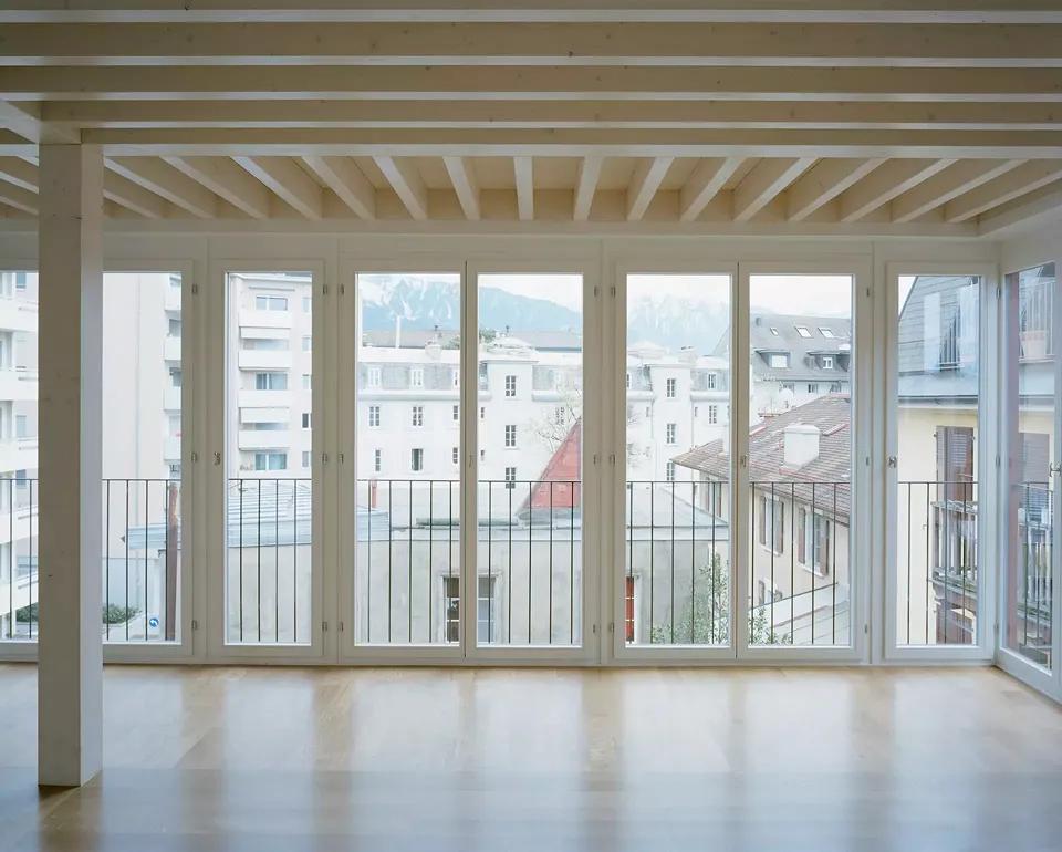 Die aufgesetzte Etage übernimmt den Grundriss der bestehenden Wohnungen weitestgehend. Im Wohn- und Essraum wurden jedoch Bereiche zu einem grösseren Kontinuum zusammengefasst.