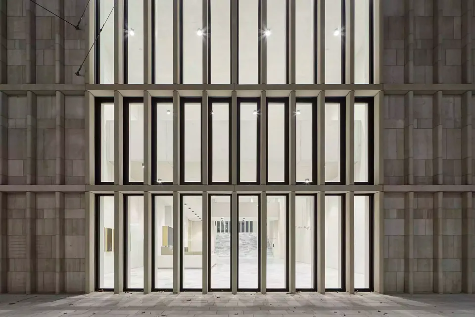 Blick vom Heimplatz in die Zentrale Halle