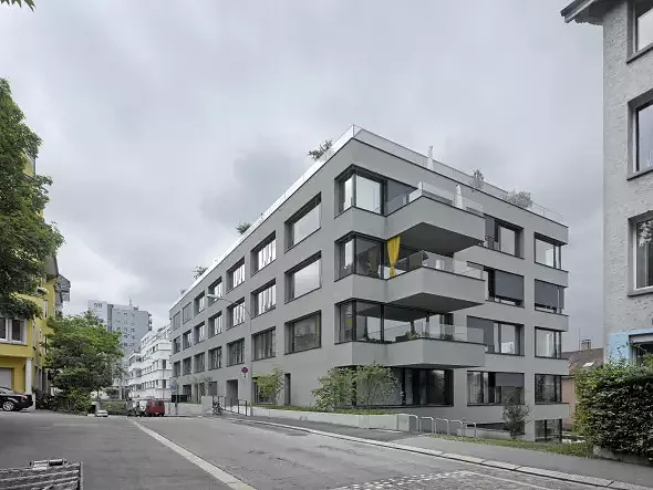 Das Gebäude befindet sich mitten in Zürich in Hanglage, nahe dem Fluss und dem Bahnhof. Das Wohnquartier ist durch geschlossene Bauweise von hoher Dichte charakterisiert.