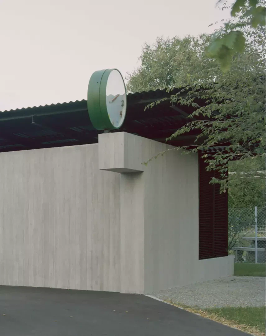 Horloge de la cour de récréation, œuvre d’art intégrée à l’architecture par Issu Issu