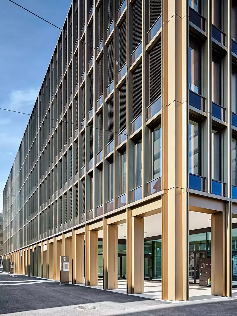 Au rez-de-chaussée, l’accès aux locaux dévolus à l’utilisation par des tiers tels que des commerces  ou des bureaux se fait directement par des arcades périphériques.