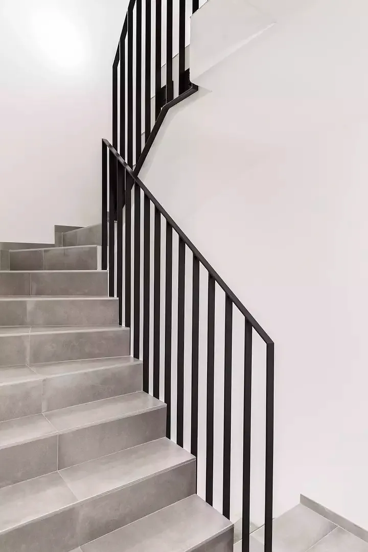 Intérieur immeuble cage d'escalier