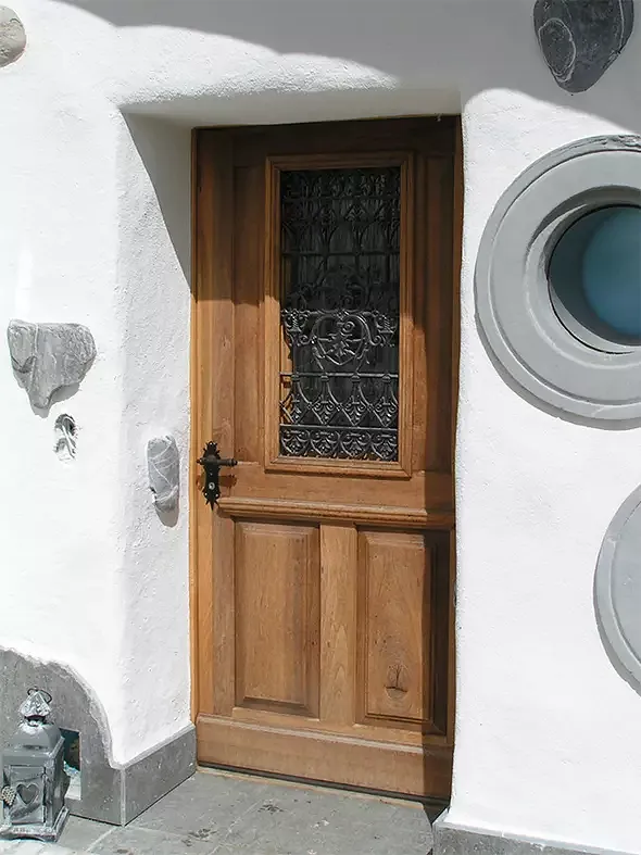 Ursprüngliche Eingangstüre vom alten Wohnhaus, restauriert und wieder verwendet.
