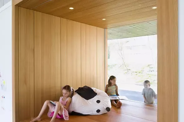 Niche en bois avec vue sur le terrain de jeux