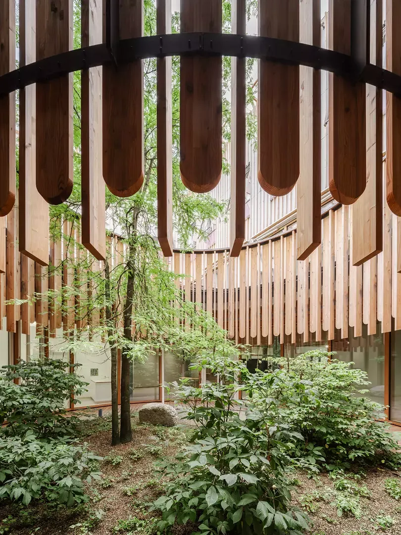 Extérieur intérieur – la végétation des atriums  est à l’origine des reflets  verts perceptibles à  l’intérieur du bâtiment.