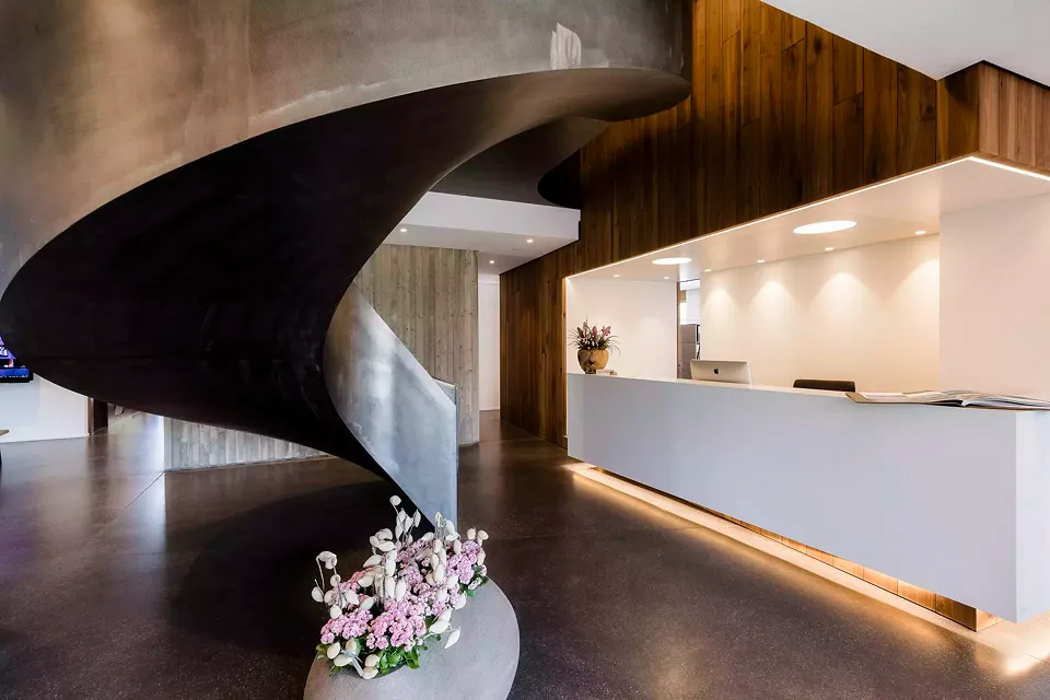 Empfang mit Treppe aus Stahl