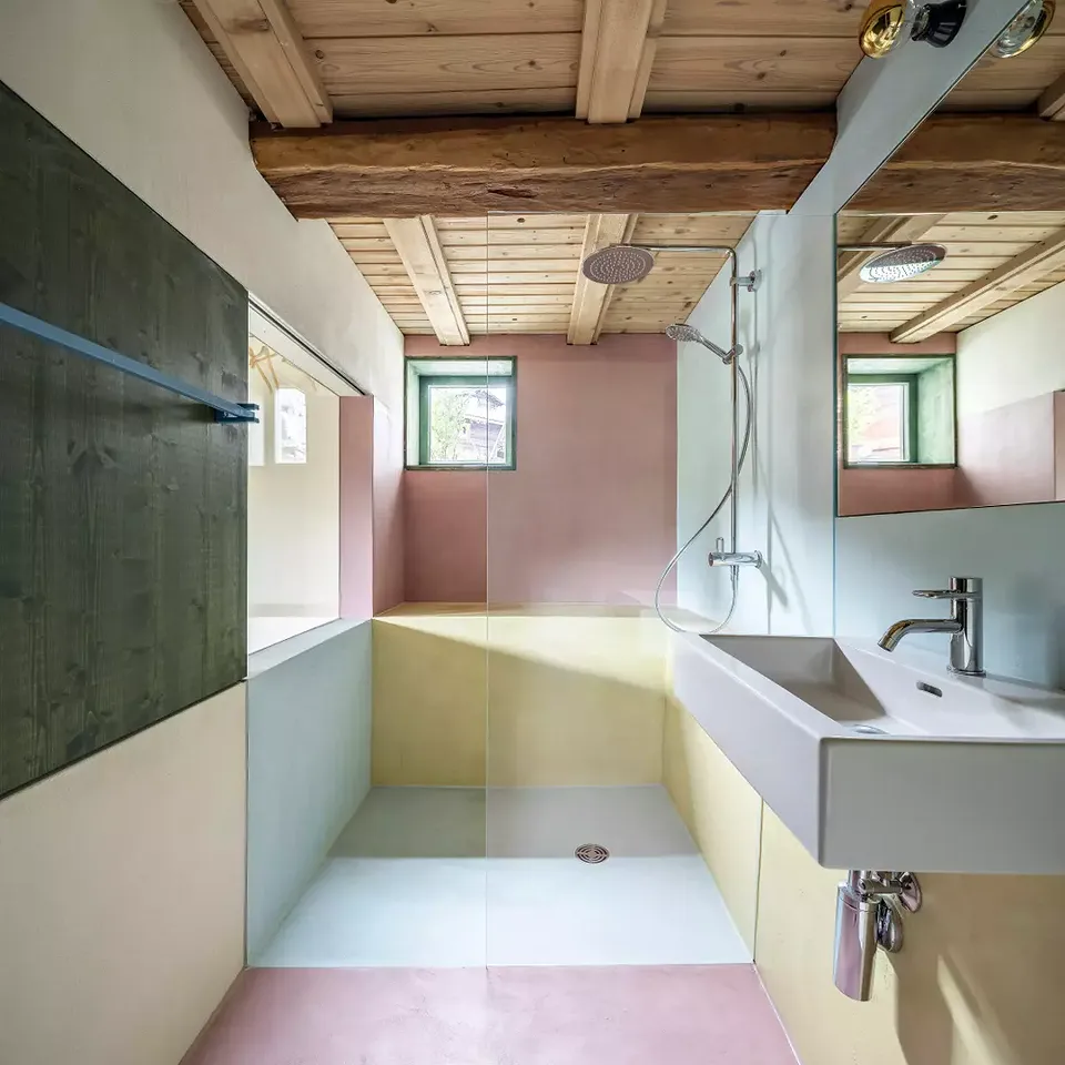 Bad mit Fenster zum Schlafraum / Materialisierung