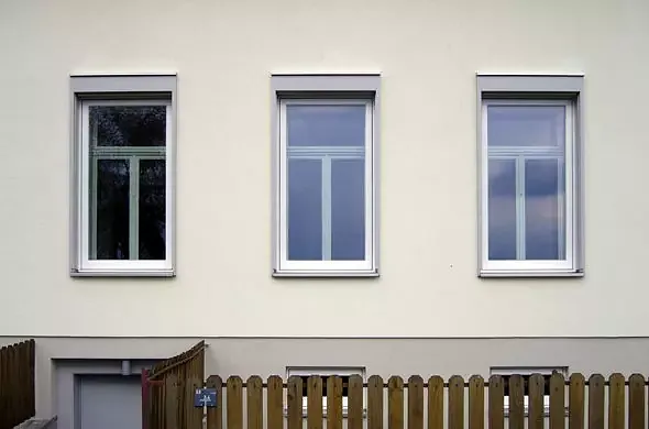 Strassenansicht Altbau mit neuer Fassade