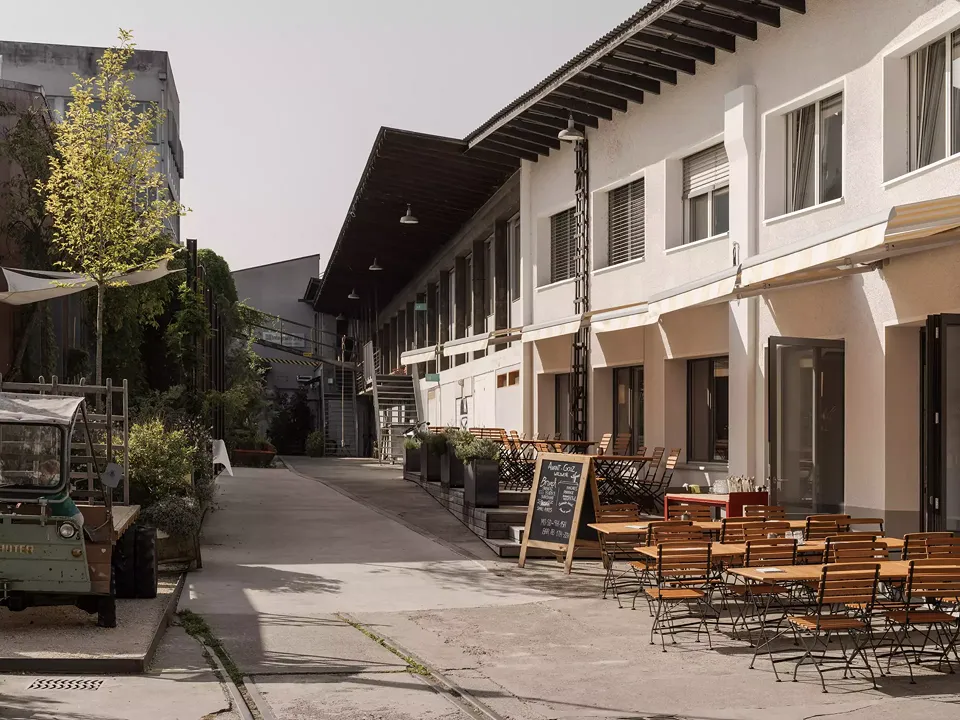 Une terrasse extérieure accueillante prolonge le bar.